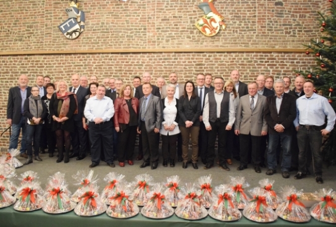 Die Jubilare und Ruheständler des Jahres 2017 zusammen mit dem Vorstand im Winkelsaal von Schloss Burgau (Düren)  